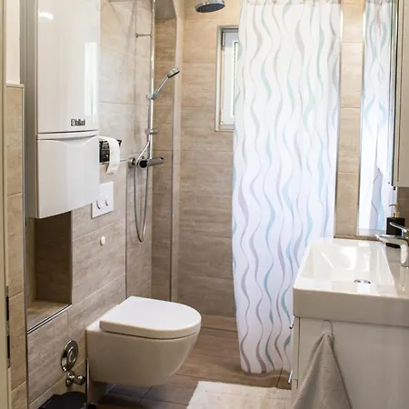Apartamento Rk79 Mit 4 Zimmer, Garten Und Pool Naehe Klinikum U-bahn & S-bahn Zum Messegelaende Nuernberg Fürth