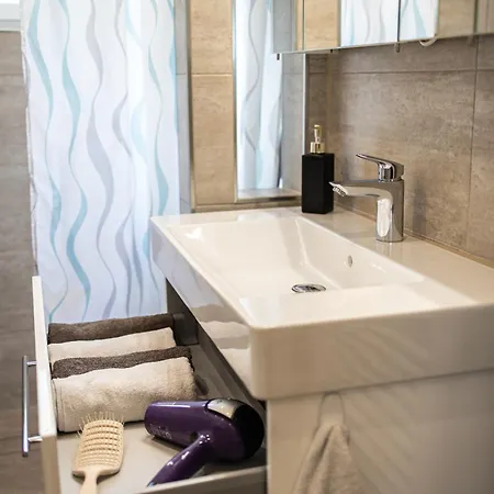 Apartment Rk79 Ferienwohung Mit 4 Zimmer, Garten Und Pool Nähe Klinikum U-bahn&s-bahn Zum Messegelände Nürnberg